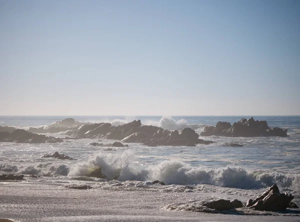 霧の中 ビーチで霧の日 荒く白い波が海岸の岩に衝突 — ストック写真