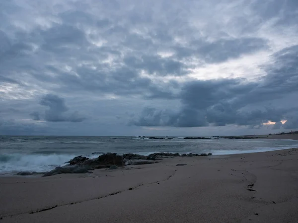 Темна Штормова Хмара Над Океаном Сутінках Взимку Камінням Березі — стокове фото