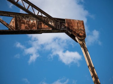 Paslı, paslanmış vinç Dublin, İrlanda 'da kullanılmayan rıhtımda. Mavi gökyüzüne karşı aşağıdan çekilen