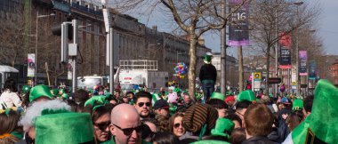 Dublin İrlanda 'da O' Connell Sokağı 'nda Aziz Patrick Günü geçit töreni için yeşil giyinmiş kalabalık..