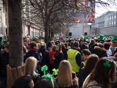 O 'Connell Caddesi, Dublin, İrlanda' daki Aziz Patrick Günü Geçit Töreni sırasında kalabalık
