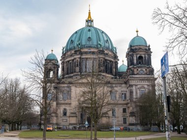 Berlin Katedrali / Berliner Dom Müze Adası, Mitte, Berlin. Kışın bulutlu bir gün.