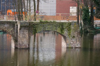 Eski tuğla su kemerinin kalıntıları, şimdi Almanya, Köln 'de bir gölün ortasında. Kemeri kapat..