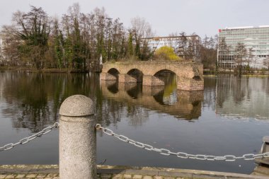 Eski tarihi Aqueduct kalıntıları, şimdi Almanya 'nın Köln şehrinde bir gölün ortasında..