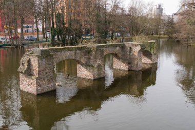 Eski tarihi Aqueduct kalıntıları, şimdi Almanya 'nın Köln şehrinde bir gölün ortasında..