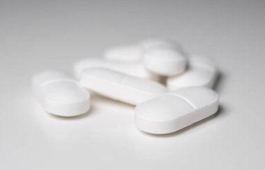 Masadaki beyaz tıbbi hapları kapat / makro yap