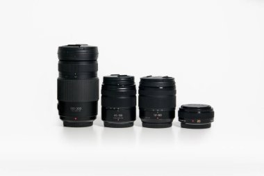 Çeşitli Panasonic Lumix Mikro Dört Üçüncü Kamera lensleri beyaz bir masada