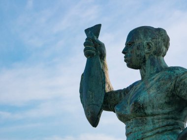 Portekiz, Povoa de Varzim 'deki balıkçı kadın heykeli anıtı, balık satıcılarını hatırlamak için. Kapat..