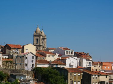 Portekiz 'in Porto kentindeki Lapa bölgesinin tipik Portekiz mimarisi ve ufuktaki Lapa Kilisesi kuleleri ile şehir manzarası