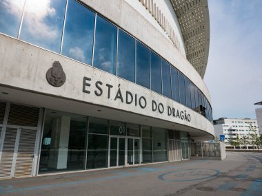 Dragon Stadyumu / Estadio do Dragao, Porto FC 'nin futbol sahası. Gökyüzü cam yansımalı.