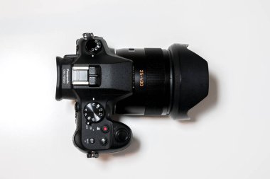 Panasonic Lumix FZ1000 Dijital Köprü Kamerası beyaz masada. Yukarıdan aşağı görüş, yukarıdan çekim.