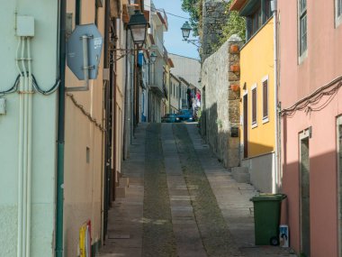 Portekiz, Vila do Conde 'de küçük dar bir sokak. Geleneksel Portekiz mimari evleri ve renkli duvarları var..