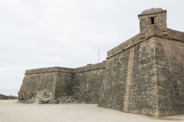 Portekiz, Vila do Conde 'deki tarihi 17. yüzyıl kıyı kalesi. Sert taş duvarlar ve köşe taret. Vaftizci John 'un Kalesi / Joao Batista.