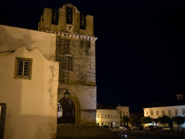 Faro katedrali ve tarihi şehir meydanı geceleri sarı sokak lambalarıyla aydınlatılıyor.
