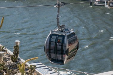 Gaia, Porto, Portekiz 'de kablo televizyon ve arka planda Douro Nehri ve önplanda kaktüs.