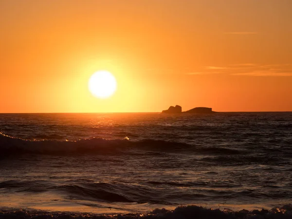 Słońce Nad Horyzontem Zachodzie Słońca Plaży Portugalii Żywym Pomarańczowym Niebem — Zdjęcie stockowe