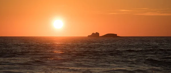 Sonne Spiegelt Sich Ozean Bei Sonnenuntergang Mit Felsigen Inseln Horizont — Stockfoto