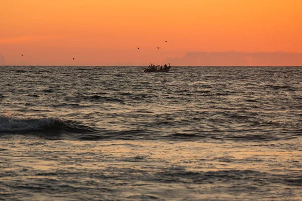 Pequeño Barco Pesca Océano Atardecer Con Gaviotas Silueta —  Fotos de Stock