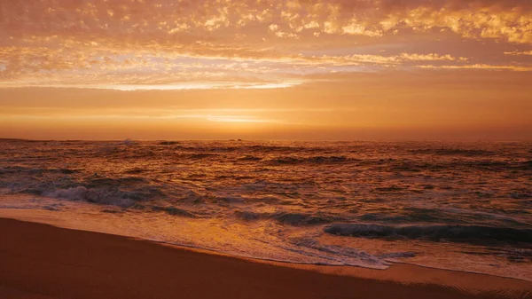 Vagues Lavant Sur Plage Sable Coucher Soleil Beau Ciel Orange — Photo