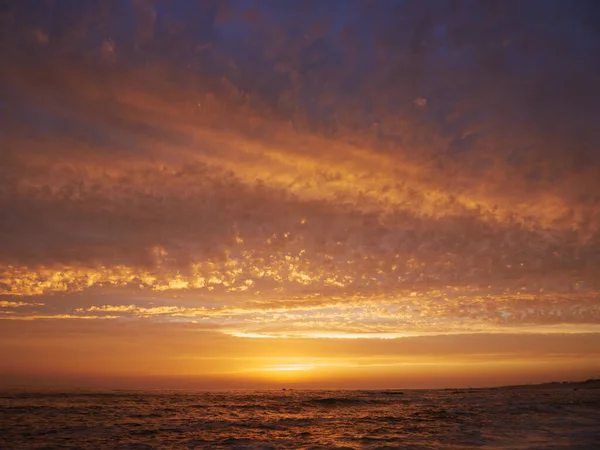 Vivido Cielo Colorato Tramonto Sull Oceano Portogallo Tonalità Arancio Scuro — Foto Stock