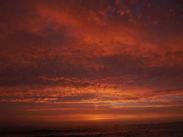 Vivido Cielo Rosso Tramonto Sulla Spiaggia Con Nuvole Drammatiche Mare — Foto Stock
