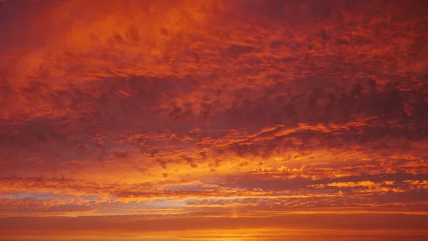 Vivido Cielo Rosso Tramonto Sulla Spiaggia Luminose Tonalità Rosso Arancio — Foto Stock