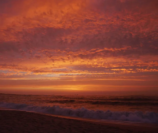 Vivido Cielo Rosso Tramonto Sulla Spiaggia Luminose Sfumature Rosso Arancio — Foto Stock