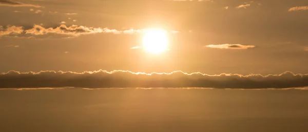 Brede Foto Van Oranje Lucht Bij Zonsondergang Met Stralende Zon — Stockfoto