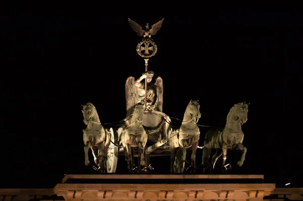 Statua Quadriga Cima Alla Porta Brandeburgo Berlino Germania Illuminata Notte — Foto Stock