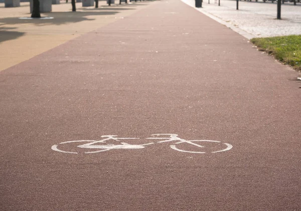 Велосипедная Дорожка Раскрашенным Знаком Низкий Угол Малая Глубина Резкости — стоковое фото