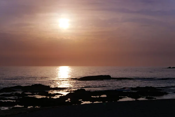 Schöne Reflexionen Über Das Meer Bei Sonnenuntergang Mit Rosa Blauem — Stockfoto