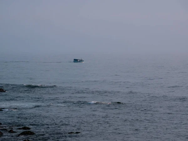 Pequeño Barco Pesca Que Sale Amanecer Océano Brumoso —  Fotos de Stock