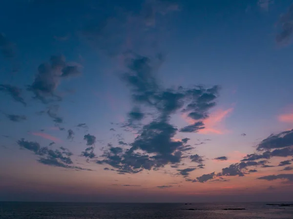 Schöner Gradientenhimmel Der Abenddämmerung Mit Dunklen Wolken — Stockfoto