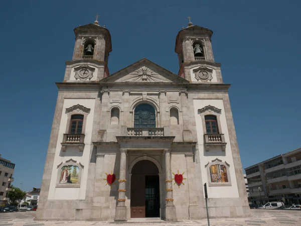 ポルトガル ポヴォア バルジムのイエス教会の神聖な心青空と夏の明るい晴れた日に — ストック写真