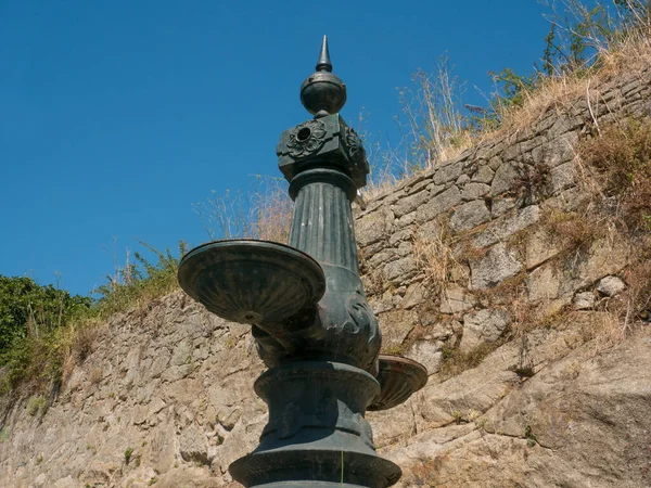 Vintage Drinkfontein Porto Portugal Met Oude Rustieke Stenen Muur Achtergrond — Stockfoto