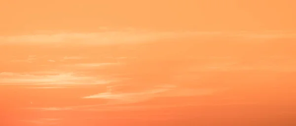 Pastel Oranje Gradiënt Hemel Bij Zonsondergang Met Wispelturige Wolken — Stockfoto