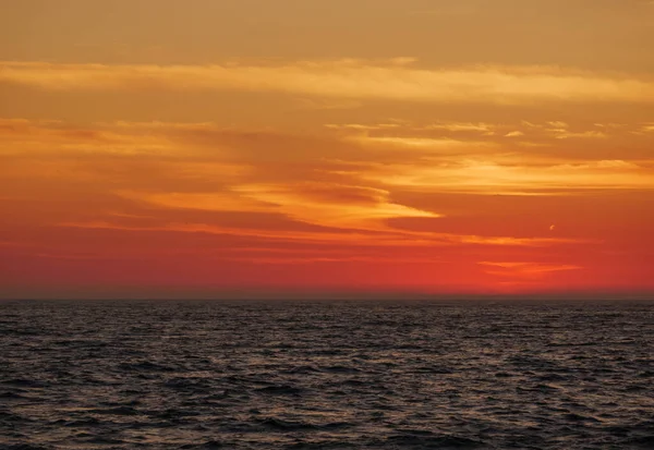 Colorato Cielo Sfumato Arancione Tramonto Sull Oceano Blu Scuro Con — Foto Stock