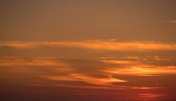 Színes Narancssárga Lejtős Naplementekor Vékony Felhőkkel — Stock Fotó