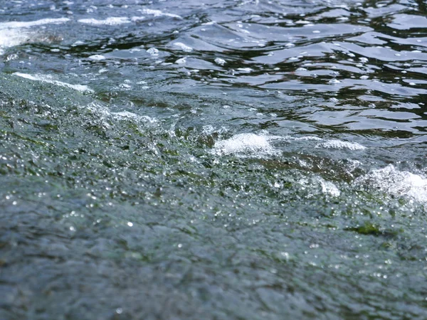 Hızla Akan Derede Yüzeyine Yakın Suda Köpük Kabarcıklar — Stok fotoğraf