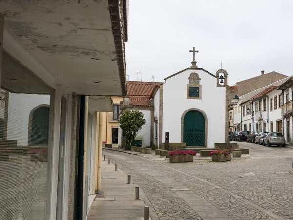 明るい夏の日に古いキリスト教会 ポルトガルの伝統建築 — ストック写真