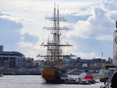 Jeanie Johnston Kıtlık gemisi Dublin, İrlanda 'daki Gümrük Evi rıhtımında bulutlu gökyüzü ile