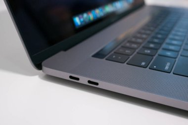 USB Tipi C / Thunderbolt 3 port Apple MacBook Pro 15 inç ve touchbar. Dizüstü bilgisayar / dizüstü bilgisayar.