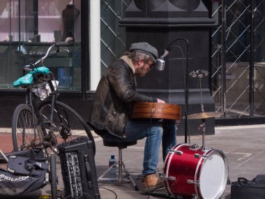 Sokak müzisyeni / sokak müzisyeni Grafton Street, Dublin 'de insanlar için şarkı söylüyor ve gitar çalıyor