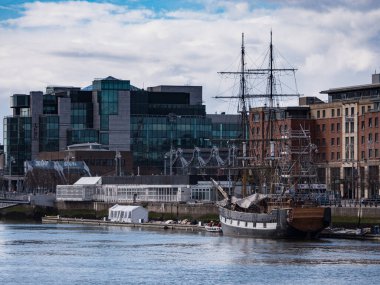 River Liffey ve Jeanie Johnston Kıtlık gemisi Dublin, İrlanda 'daki Gümrük Evi Quay' de