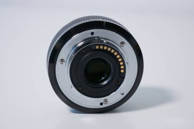 Mikro 4 'ün arkasında kamera merceği, lens montajı, elektronik lensler ve arka cam elementini gösteriyor.