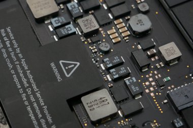 Macbook Pro ana kartında uyarı etiketi - köşegen görüntüyü kapat