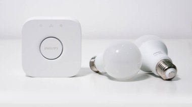 Philips Rengi Akıllı ampuller ve beyaz arkaplanda merkez / köprü