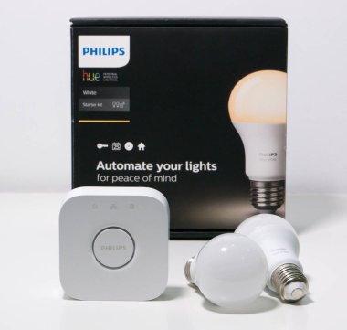 Philips Rengi Akıllı aydınlatma ampulleri ve beyaz arkaplan kutulu hub / bridge