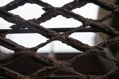 Paslı, paslanmış metal tel örgü çitleri, kapatın.