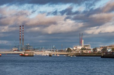Dublin, İrlanda 'daki Liffey Nehri' nin üzerinden Poolbeg bacalarına ve Dublin Limanı 'na doğru bak.